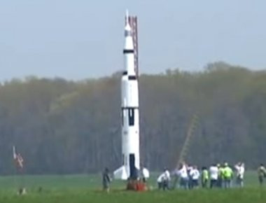 Εκτοξεύοντας έναν «σπιτικό» πύραυλο! (βίντεο)